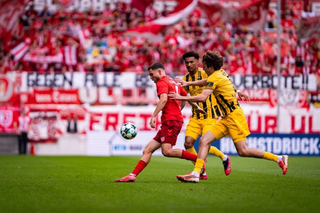 Oscar Schoenfelder (SSV Jahn Regensburg, 07) gegen Joel da Silva Kiala (Alemannia Aachen, 37) und Louis Köster (Alemannia Aachen, 08) TSV Alemannia Aachen vs. SSV Jahn Regensburg, Fussball, 3. Liga, 5. Spieltag, Saison 2026 2027, 12.09.2026 DFB REGULATIONS PROHIBIT ANY USE OF PHOTOGRAPHS AS IMAGE SEQUENCES AND OR QUASI-VIDEO TSV Alemannia Aachen vs. SSV Jahn Regensburg, Fussball, 3. Liga, 5. Spieltag, Saison 2026 2027, 12.09.2026 Aachen Copyright: xEibner-Pressefoto J.xDerondeaux EP_JDU