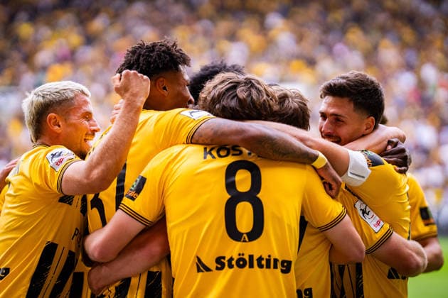 Die Mannschaft bejubelt das 1:0 durch Mika Schroers (Alemannia Aachen, 27) TSV Alemannia Aachen vs. SSV Jahn Regensburg, Fussball, 3. Liga, 5. Spieltag, Saison 2026 2027, 12.09.2026 DFB REGULATIONS PROHIBIT ANY USE OF PHOTOGRAPHS AS IMAGE SEQUENCES AND OR QUASI-VIDEO TSV Alemannia Aachen vs. SSV Jahn Regensburg, Fussball, 3. Liga, 5. Spieltag, Saison 2026 2027, 12.09.2026 Aachen Copyright: xEibner-Pressefoto J.xDerondeaux EP_JDU