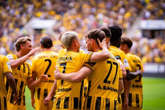 Die Mannschaft bejubelt das 1:0 durch Mika Schroers (Alemannia Aachen, 27) TSV Alemannia Aachen vs. SSV Jahn Regensburg, Fussball, 3. Liga, 5. Spieltag, Saison 2026 2027, 12.09.2026 DFB REGULATIONS PROHIBIT ANY USE OF PHOTOGRAPHS AS IMAGE SEQUENCES AND OR QUASI-VIDEO TSV Alemannia Aachen vs. SSV Jahn Regensburg, Fussball, 3. Liga, 5. Spieltag, Saison 2026 2027, 12.09.2026 Aachen Copyright: xEibner-Pressefoto J.xDerondeaux EP_JDU