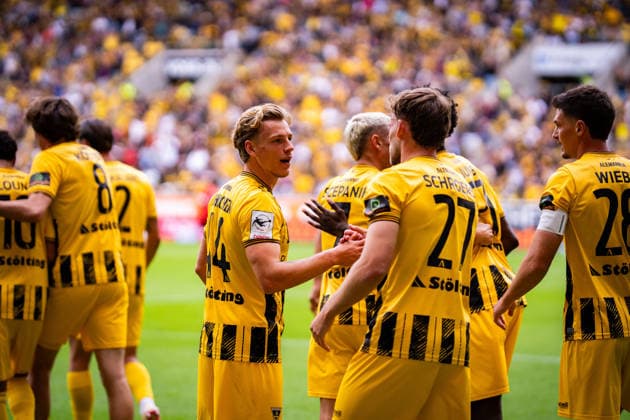 Die Mannschaft bejubelt das 1:0 durch Mika Schroers (Alemannia Aachen, 27) TSV Alemannia Aachen vs. SSV Jahn Regensburg, Fussball, 3. Liga, 5. Spieltag, Saison 2026 2027, 12.09.2026 DFB REGULATIONS PROHIBIT ANY USE OF PHOTOGRAPHS AS IMAGE SEQUENCES AND OR QUASI-VIDEO TSV Alemannia Aachen vs. SSV Jahn Regensburg, Fussball, 3. Liga, 5. Spieltag, Saison 2026 2027, 12.09.2026 Aachen Copyright: xEibner-Pressefoto J.xDerondeaux EP_JDU