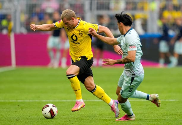 Julian Ryerson (Borussia Dortmund, 26) im Zweikampf mit Raphael Obermair (SC Paderborn 07, 23) GER, Borussia Dortmund vs SC Paderborn 07, 1. Bundesliga, 3. Spieltag, Saison 2026-27, Signal Iduna Park, Dortmund, 12.09.2026 DFL REGULATIONS PROHIBIT ANY USE OF PHOTOGRAPHS AS IMAGE SEQUENCES AND OR QUASI-VIDEO GER, Borussia Dortmund vs SC Paderborn 07, 1. Bundesliga, 3. Spieltag, Saison 2026-27, 12.09.2026 Dortmund *** Julian Ryerson of Borussia Dortmund, 26, in a tackle with Raphael Obermair of SC Paderborn 07, 23 GER, Borussia Dortmund vs. SC Paderborn 07, Bundesliga 1, Matchday 3, 2026–27 season, Signal Iduna Park, Dortmund, September 12, 2026. DFL regulations prohibit any use of photographs as image sequences and or quasi-video. GER, Borussia Dortmund vs. SC Paderborn 07, Bundesliga 1, Matchday 3, 2026–27 season, September 12, 2026, Dortmund Copyright: xEibner-Pressefoto ScottxColemanx EP_SCN