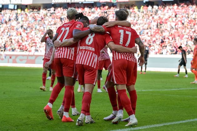 Jubel zum Tor zum 5:0 durch Maximilian Eggestein (SC Freiburg, 08) mit Cyriaque Irie (SC Freiburg, 22), Lukas Kuebler (SC Freiburg, 17) GER, SC Freiburg vs Bor. Moenchengladbach, Fussball, Bundesliga, 3. Spieltag, Saison 2026 2027, 12.09.2026 DFL DFB REGULATIONS PROHIBIT ANY USE OF PHOTOGRAPHS AS IMAGE SEQUENCES AND OR QUASI-VIDEO GER, SC Freiburg vs Bor. Moenchengladbach, Fussball, Bundesliga, 3. Spieltag, Saison 2026 2027, 12.09.2026 Freiburg *** Celebration of the 5-0 goal by Maximilian Eggestein (SC Freiburg, 08) with Cyriaque Irie (SC Freiburg, 22), Lukas Kuebler (SC Freiburg, 17 GER), SC Freiburg vs. Borussia Mönchengladbach, soccer, Bundesliga, Matchday 3, 2026–2027 season, September 12, 2026 DFL DFB REGULATIONS PROHIBIT ANY USE OF PHOTOGRAPHS AS IMAGE SEQUENCES AND OR QUASI-VIDEO GER, SC Freiburg vs. Borussia Mönchengladbach, Soccer, Bundesliga, Matchday 3, 2026–2027 Season, September 12, 2026, Freiburg Copyright: xEibner-Pressefotox EP_THS