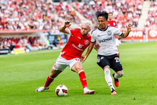 MAINZ, GERMANY - SEPTEMBER 12: Benedict Hollerbach (1. FSV Mainz 05, 17) and Keita Kosugi (Eintracht Frankfurt, 26) compete for the ball during the Bundesliga match between 1. FSV Mainz 05 vs. Eintracht Frankfurt at MEWA Arena on matchday 3 of the 1. Bundesliga on September 12, 2026 in Mainz, Germany. DFL REGULATIONS PROHIBIT ANY USE OF PHOTOGRAPHS AS IMAGE SEQUENCES AND OR QUASI-VIDEO. Rhineland-Palatinate Germany Copyright: xStephanxHahnex