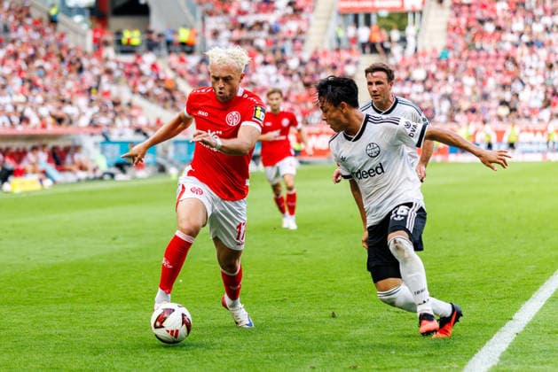 MAINZ, GERMANY - SEPTEMBER 12: Benedict Hollerbach (1. FSV Mainz 05, 17) and Keita Kosugi (Eintracht Frankfurt, 26) compete for the ball during the Bundesliga match between 1. FSV Mainz 05 vs. Eintracht Frankfurt at MEWA Arena on matchday 3 of the 1. Bundesliga on September 12, 2026 in Mainz, Germany. DFL REGULATIONS PROHIBIT ANY USE OF PHOTOGRAPHS AS IMAGE SEQUENCES AND OR QUASI-VIDEO. Rhineland-Palatinate Germany Copyright: xStephanxHahnex