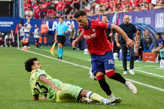 LaLiga EASports 2026 27 CA Osasuna v RCD Espanyol Omar El Hilali (23. ESP) (L) makes a tackle on Kike Barja (11. OSA) (R) during the LaLiga EA Sports match between CA Osasuna and RCD Espanyol played at El Sadar in Pamplona. Credit: Inigo Alzugaray Agencia LOF Pamplona LaLiga EASports 2026 27 CA Osasuna v RCD Espanyol