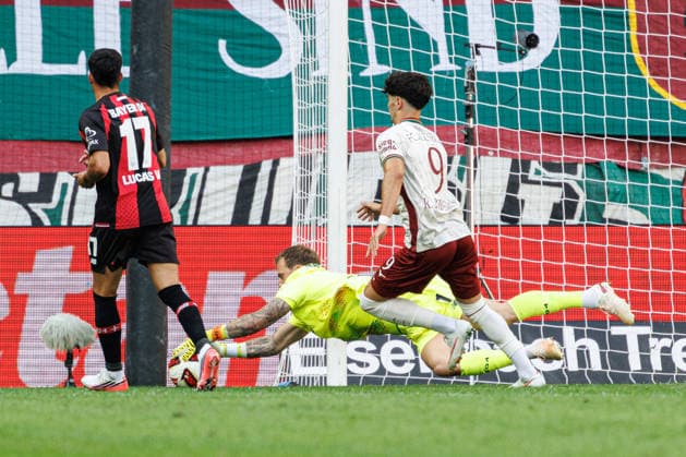Mark Flekken (1, Bayer 04 Leverkusen) kann den Ball vor Rodrigo Ribeiro (9, FC Augsburg) sicher halten beim Spiel zwischen FC Augsburg v Bayer 04 Leverkusen, Fussball, Herren, Bundesliga, 2026 2027, 3.Spieltag am 12.09.2026 in Augsburg, WWK ARENA. DFL and DFB regulations prohibit any use of photographs as image sequences and or quasi-video. Bayern Deutschland *** Mark Flekken 1, Bayer 04 Leverkusen, secures the ball ahead of Rodrigo Ribeiro 9, FC Augsburg, during the match between FC Augsburg and Bayer 04 Leverkusen, Soccer, Men s, Bundesliga, 2026–2027, Matchday 3 on September 12, 2026, in Augsburg, WWK ARENA. DFL and DFB regulations prohibit any use of photographs as image sequences and or quasi-video. Bavaria, Germany