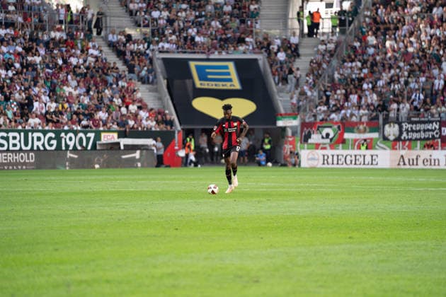 Edmond Tapsoba (12 Leverkusen) in Aktion beim Bundesligaspiel FC Augsburg - Bayer 04 Leverkusen am 12.09.2026. Augsburg WWK Arena Bayern Deutschland *** Edmond Tapsoba 12 of Leverkusen in action during the Bundesliga match between FC Augsburg and Bayer 04 Leverkusen on September 12, 2026, at the WWK Arena in Augsburg, Bavaria, Germany
