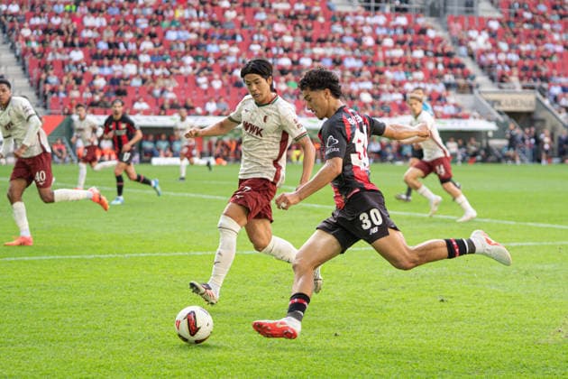 Ibrahim Maza (30 Leverkusen) in Aktion beim Bundesligaspiel FC Augsburg - Bayer 04 Leverkusen am 12.09.2026. Augsburg WWK Arena Bayern Deutschland *** Ibrahim Maza, 30, of Leverkusen in action during the Bundesliga match between FC Augsburg and Bayer 04 Leverkusen on September 12, 2026, at the WWK Arena in Augsburg, Bavaria, Germany