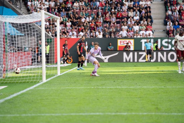 Finn Dahmen (1 Augsburg) kann dem Ball nur noch hinterhersehen beim 2-2 beim Bundesligaspiel FC Augsburg - Bayer 04 Leverkusen am 12.09.2026. Augsburg WWK Arena Bayern Deutschland *** Finn Dahmen (No. 1, Augsburg) can only watch the ball go by as the score stands at 2–2 in the Bundesliga match between FC Augsburg and Bayer 04 Leverkusen on September 12, 2026, at the Augsburg WWK Arena in Bavaria, Germany