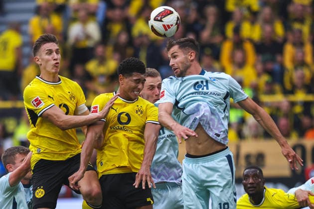 2026.09.12, xkwix, Fußball, Bundesliga, Borussia Dortmund - SC Paderborn 07, Signal Iduna Park, 3.Spieltag, Saison 2026 2027: Jobe Bellingham (Borussia Dortmund 7) im Zweikampf beim Kopfball gegen Marvin Pieringer (SC Paderborn 07 18) mit Nico Schlotterbeck (Borussia Dortmund 4) DFB regulations prohibit any use of photographs as image sequences and or quasi-video. Photo: xKamilxWilkowskixPressefotoKochx Nordrhein-Westfalen Deutschland