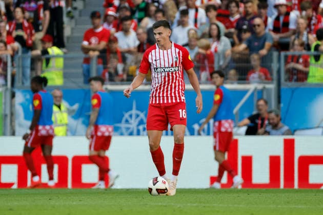 Yannik Engelhardt (SC Freiburg, 16) am Ball , Deutschland, Fussball, 1. Bundesliga, 3.Spieltag, 2026 2027, SC Freiburg vs. Borussia Mönchengladbach, 12.09.2026, Freiburg im Breisgau Europa-Park Stadion Deutschland *** Yannik Engelhardt, SC Freiburg, No. 16 on the ball, Germany, soccer, Bundesliga 1, Matchday 3, 2026–2027, SC Freiburg vs. Borussia Mönchengladbach, September 12, 2026, Freiburg im Breisgau, Europa-Park Stadium, Germany Copyright: xGrantxHubbsx