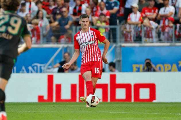 Yannik Engelhardt (SC Freiburg, 16) am Ball, mit einem Pass , Deutschland, Fussball, 1. Bundesliga, 3.Spieltag, 2026 2027, SC Freiburg vs. Borussia Mönchengladbach, 12.09.2026, Freiburg im Breisgau Europa-Park Stadion Deutschland *** Yannik Engelhardt, SC Freiburg, No. 16 on the ball, making a pass, Germany, soccer, Bundesliga 1, Matchday 3, 2026–2027, SC Freiburg vs. Borussia Mönchengladbach, September 12, 2026, Freiburg im Breisgau, Europa-Park Stadium, Germany Copyright: xGrantxHubbsx
