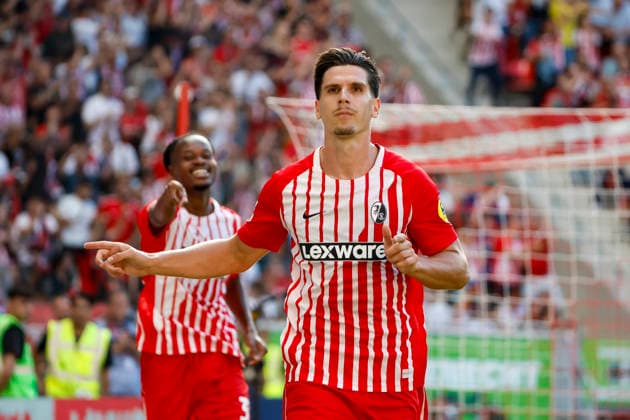 Torjubel bei Igor Matanovic (SC Freiburg, 31) nach seinem Tor zum 3:0 , Deutschland, Fussball, 1. Bundesliga, 3.Spieltag, 2026 2027, SC Freiburg vs. Borussia Mönchengladbach, 12.09.2026, Freiburg im Breisgau Europa-Park Stadion Deutschland *** Igor Matanovic of SC Freiburg, 31, celebrates after scoring the goal that made it 3–0, Germany, Soccer, Bundesliga 1, Matchday 3, 2026–2027, SC Freiburg vs. Borussia Mönchengladbach, September 12, 2026, Freiburg im Breisgau, Europa-Park Stadium, Germany Copyright: xGrantxHubbsx