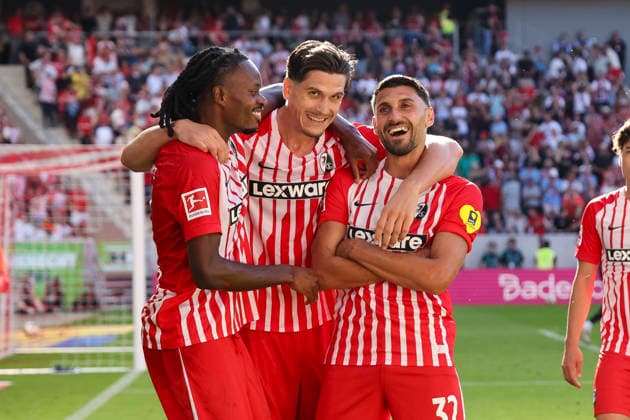 Torjubel SC Freiburg beim 3:0 durch Igor Matanovic (SC Freiburg, 31), Freude, Begeisterung, positive Emotionen, Torerfolg, mitJordy Makengo (SC Freiburg, 33) und Vincenzo Grifo (SC Freiburg, 32) , Deutschland, Fussball, 1. Bundesliga, 3.Spieltag, 2026 2027, SC Freiburg vs. Borussia Mönchengladbach, 12.09.2026, Freiburg im Breisgau Europa-Park Stadion Deutschland *** SC Freiburg celebrates Igor Matanovic’s goal, making the score 3-0; SC Freiburg, 31; joy, excitement, positive emotions, goal scored; with Jordy Makengo, SC Freiburg, 33, and Vincenzo Grifo, SC Freiburg, 32; Germany, soccer, Bundesliga 1, Matchday 3, 2026–2027, SC Freiburg vs. Borussia Mönchengladbach, September 12, 2026, Freiburg im Breisgau, Europa-Park Stadium, Germany Copyright: xGrantxHubbsx