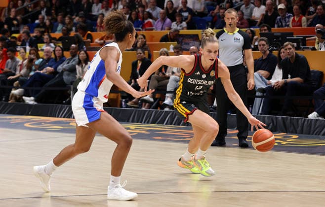 Marieme Badiane, Leonie Fiebich am Ball Zweikampf Spielszene Aktion Basketball FIBA World Cup Weltmeisterschaft Frauen WM Halbfinale Saison 2026 2027 12.09.2026 Frankreich FRA vs DBB Deutschland GER