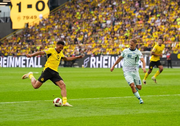 Felix Nmecha (Borussia Dortmund, 8) setzt sich gegen Luka Duric (SC Paderborn 07, 8) durch und erzielt in der zweiten Halbzeit ein Tor. GER, Borussia Dortmund vs SC Paderborn 07, 1. Bundesliga, 3. Spieltag, Saison 2026-27, Signal Iduna Park, Dortmund, 12.09.2026 DFL REGULATIONS PROHIBIT ANY USE OF PHOTOGRAPHS AS IMAGE SEQUENCES AND OR QUASI-VIDEO GER, Borussia Dortmund vs SC Paderborn 07, 1. Bundesliga, 3. Spieltag, Saison 2026-27, 12.09.2026 Dortmund *** Felix Nmecha of Borussia Dortmund (8) outplays Luka Duric of SC Paderborn 07 (8) and scores a goal in the second half. GER, Borussia Dortmund vs. SC Paderborn 07, 1 Bundesliga, Matchday 3, 2026–27 season, Signal Iduna Park, Dortmund, September 12, 2026. DFL regulations prohibit any use of photographs as image sequences and or quasi-video. GER, Borussia Dortmund vs. SC Paderborn 07, Bundesliga 1, Matchday 3, 2026–27 season, September 12, 2026, Dortmund Copyright: xEibner-Pressefoto ScottxColemanx EP_SCN