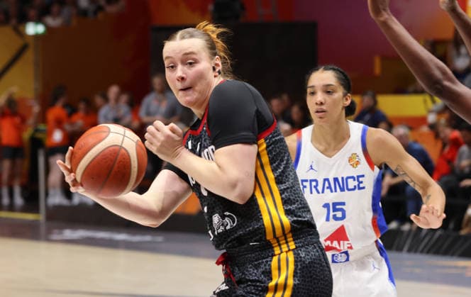Lina Sontag am Ball, Gabby Williams Zweikampf Spielszene Aktion Basketball FIBA World Cup Weltmeisterschaft Frauen WM Halbfinale Saison 2026 2027 12.09.2026 Frankreich FRA vs DBB Deutschland GER