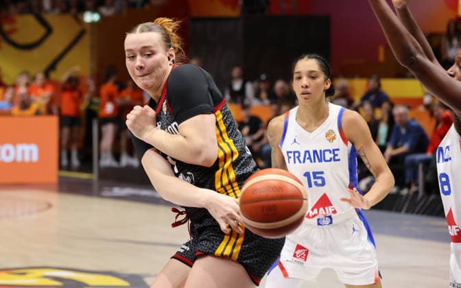 Lina Sontag am Ball, Gabby Williams Zweikampf Spielszene Aktion Basketball FIBA World Cup Weltmeisterschaft Frauen WM Halbfinale Saison 2026 2027 12.09.2026 Frankreich FRA vs DBB Deutschland GER