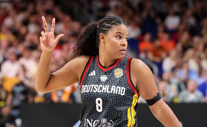 Nyara Sabally zeigt drei an Aktion Oberkörper Basketball FIBA World Cup Weltmeisterschaft Frauen WM Halbfinale Saison 2026 2027 12.09.2026 Frankreich FRA vs DBB Deutschland GER