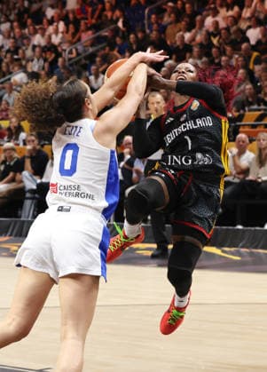 Carla Leite, Alexis Peterson am Ball Zweikampf Spielszene Aktion Basketball FIBA World Cup Weltmeisterschaft Frauen WM Halbfinale Saison 2026 2027 12.09.2026 Frankreich FRA vs DBB Deutschland GER