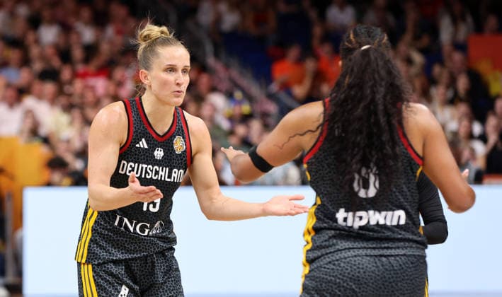Leonie Fiebich, Nyara Sabally Aktion Oberkörper Basketball FIBA World Cup Weltmeisterschaft Frauen WM Halbfinale Saison 2026 2027 12.09.2026 Frankreich FRA vs DBB Deutschland GER