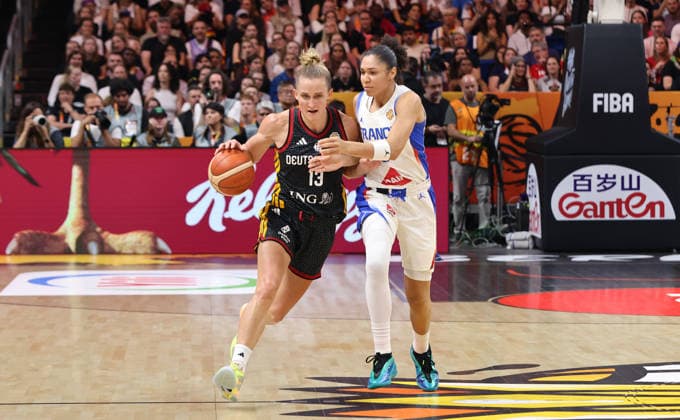 Leonie Fiebich am Ball, Janelle Salaun Zweikampf Spielszene Aktion Basketball FIBA World Cup Weltmeisterschaft Frauen WM Halbfinale Saison 2026 2027 12.09.2026 Frankreich FRA vs DBB Deutschland GER