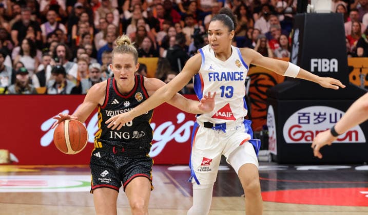 Leonie Fiebich am Ball, Janelle Salaun Zweikampf Spielszene Aktion Basketball FIBA World Cup Weltmeisterschaft Frauen WM Halbfinale Saison 2026 2027 12.09.2026 Frankreich FRA vs DBB Deutschland GER