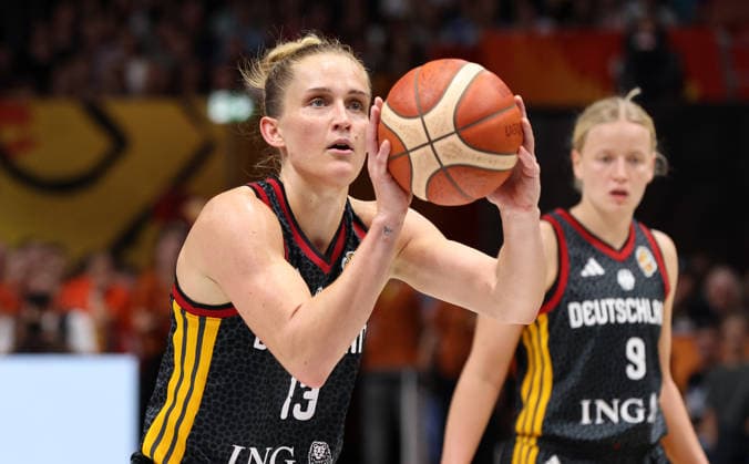 Leonie Fiebich am Ball bei Freiwurf Aktion Oberkörper Basketball FIBA World Cup Weltmeisterschaft Frauen WM Halbfinale Saison 2026 2027 12.09.2026 Frankreich FRA vs DBB Deutschland GER