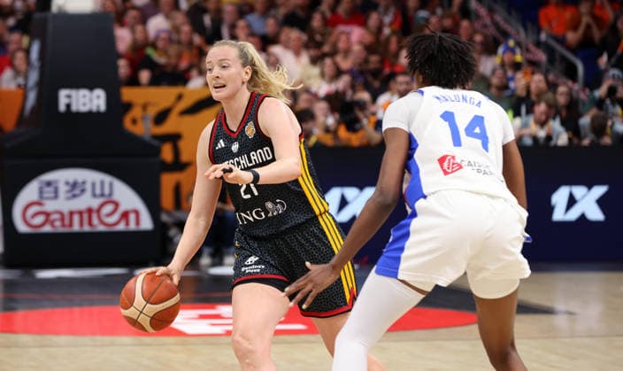 Marie Gülich am Ball, Dominique Malonga Zweikampf Spielszene Aktion Basketball FIBA World Cup Weltmeisterschaft Frauen WM Halbfinale Saison 2026 2027 12.09.2026 Frankreich FRA vs DBB Deutschland GER