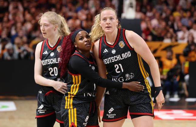 Frieda Bühner, Alexis Peterson, Marie Gülich Aktion Oberkörper Basketball FIBA World Cup Weltmeisterschaft Frauen WM Halbfinale Saison 2026 2027 12.09.2026 Frankreich FRA vs DBB Deutschland GER