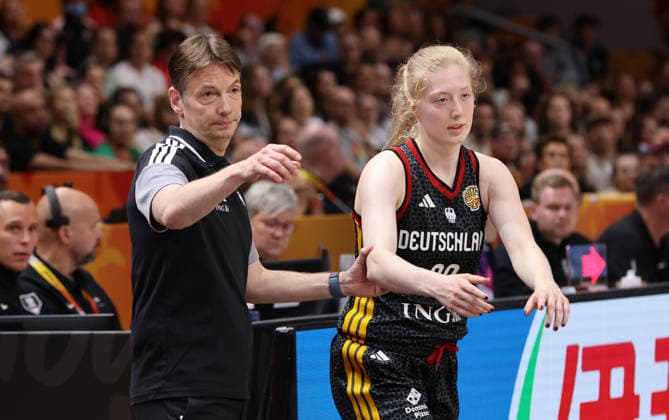 Bundestrainer Olaf Lange, Frieda Bühner Aktion Oberkörper Basketball FIBA World Cup Weltmeisterschaft Frauen WM Halbfinale Saison 2026 2027 12.09.2026 Frankreich FRA vs DBB Deutschland GER