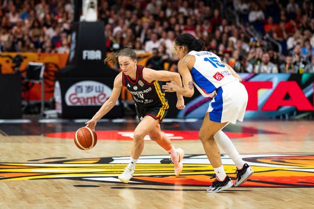 Britta Daub (Deutschland, 19) im Dribbling, Gabby Williams (Frankreich, 15), GER, Frankreich vs. Deutschland, Basketball, FIBA Women s World Cup 2026, Halbfinale, 12.09.2026 GER, Frankreich vs. Deutschland, Basketball, FIBA Women s World Cup 2026, Halbfinale, 12.09.2026 Berlin Copyright: xEibner-Pressefoto MaxxVincenx EP_MVN