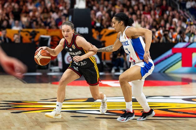 Britta Daub (Deutschland, 19) im Dribbling, Gabby Williams (Frankreich, 15), GER, Frankreich vs. Deutschland, Basketball, FIBA Women s World Cup 2026, Halbfinale, 12.09.2026 GER, Frankreich vs. Deutschland, Basketball, FIBA Women s World Cup 2026, Halbfinale, 12.09.2026 Berlin Copyright: xEibner-Pressefoto MaxxVincenx EP_MVN