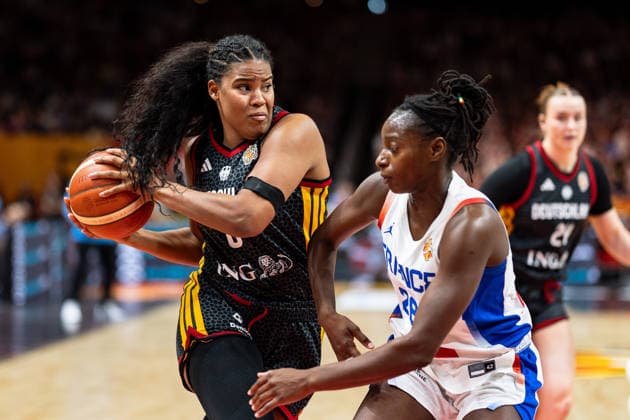 Nyara Sabally (Deutschland, 08) im Dribbling, Migna Toure (Frankreich, 28), GER, Frankreich vs. Deutschland, Basketball, FIBA Women s World Cup 2026, Halbfinale, 12.09.2026 GER, Frankreich vs. Deutschland, Basketball, FIBA Women s World Cup 2026, Halbfinale, 12.09.2026 Berlin Copyright: xEibner-Pressefoto MaxxVincenx EP_MVN
