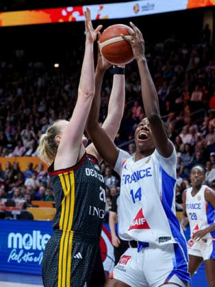 Marie Guelich (Germany) und Dominique Malonga (France) battle for the ball during the FIBA Women s Basketball World Cup Germany 2026 semifinals match between France and Germany at Berlin Arena on September 12, 2026 in Berlin, Germany. (Photo by Marco Steinbrenner DeFodi Images) -
