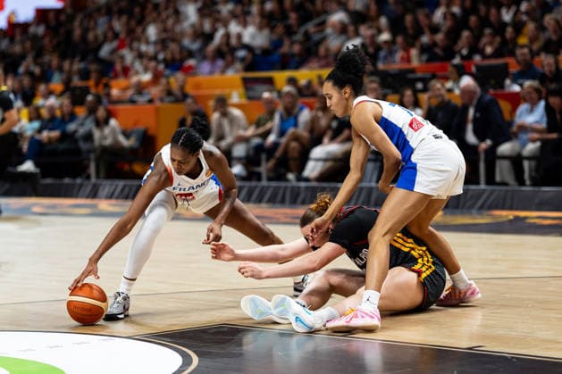 Valeriane Ayayi (Frankreich, 11), Lina Sontag (Deutschland, 24) und Leila Lacan (Frankreich, 71) im Zweikampf, Kampf um den Ball, GER, Frankreich vs. Deutschland, Basketball, FIBA Women s World Cup 2026, Halbfinale, 12.09.2026 GER, Frankreich vs. Deutschland, Basketball, FIBA Women s World Cup 2026, Halbfinale, 12.09.2026 Berlin Copyright: xEibner-Pressefoto MaxxVincenx EP_MVN