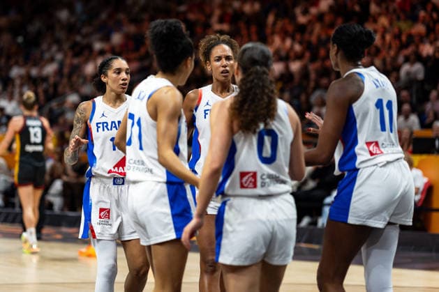 franzoesische Mannschaft beim Huddle, Gabby Williams (Frankreich, 15), Leila Lacan (Frankreich, 71), Marieme Badiane (Frankreich, 22), Carla Leite (Frankreich, 00), Valeriane Ayayi (Frankreich, 11), GER, Frankreich vs. Deutschland, Basketball, FIBA Women s World Cup 2026, Halbfinale, 12.09.2026 GER, Frankreich vs. Deutschland, Basketball, FIBA Women s World Cup 2026, Halbfinale, 12.09.2026 Berlin Copyright: xEibner-Pressefoto MaxxVincenx EP_MVN