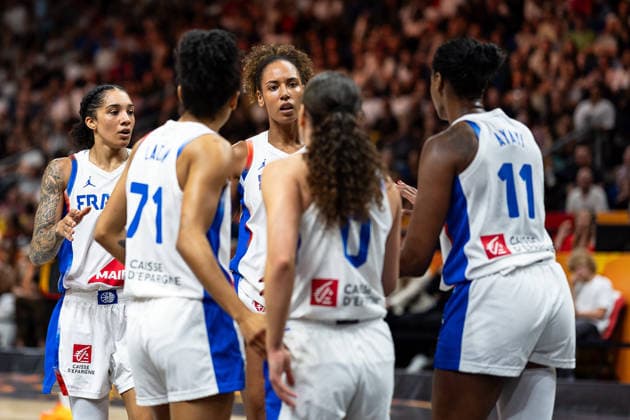franzoesische Mannschaft beim Huddle, Gabby Williams (Frankreich, 15), Leila Lacan (Frankreich, 71), Marieme Badiane (Frankreich, 22), Carla Leite (Frankreich, 00), Valeriane Ayayi (Frankreich, 11), GER, Frankreich vs. Deutschland, Basketball, FIBA Women s World Cup 2026, Halbfinale, 12.09.2026 GER, Frankreich vs. Deutschland, Basketball, FIBA Women s World Cup 2026, Halbfinale, 12.09.2026 Berlin Copyright: xEibner-Pressefoto MaxxVincenx EP_MVN