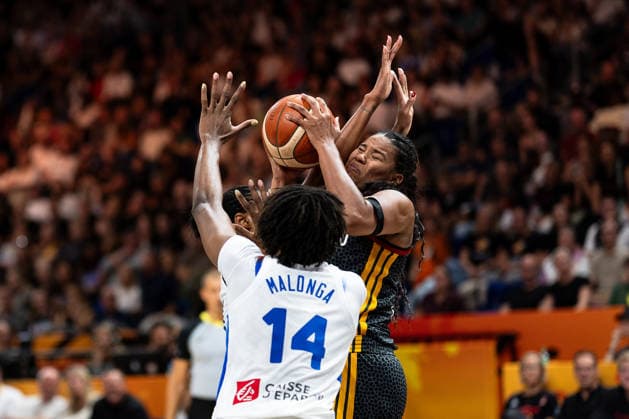 Nyara Sabally (Deutschland, 08) im Zweikampf, Kampf um den Ball mit Valeriane Ayayi (Frankreich, 11), Dominique Malonga (Frankreich, 14), GER, Frankreich vs. Deutschland, Basketball, FIBA Women s World Cup 2026, Halbfinale, 12.09.2026 GER, Frankreich vs. Deutschland, Basketball, FIBA Women s World Cup 2026, Halbfinale, 12.09.2026 Berlin Copyright: xEibner-Pressefoto MaxxVincenx EP_MVN