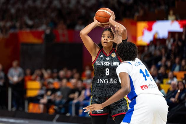 Nyara Sabally (Deutschland, 08) am Ball, Dominique Malonga (Frankreich, 14), GER, Frankreich vs. Deutschland, Basketball, FIBA Women s World Cup 2026, Halbfinale, 12.09.2026 GER, Frankreich vs. Deutschland, Basketball, FIBA Women s World Cup 2026, Halbfinale, 12.09.2026 Berlin Copyright: xEibner-Pressefoto MaxxVincenx EP_MVN