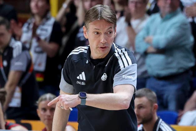 Bundestrainer Olaf Lange (Germany) gestures during the FIBA Women s Basketball World Cup Germany 2026 semifinals match between France and Germany at Berlin Arena on September 12, 2026 in Berlin, Germany. (Photo by Marco Steinbrenner DeFodi Images) -
