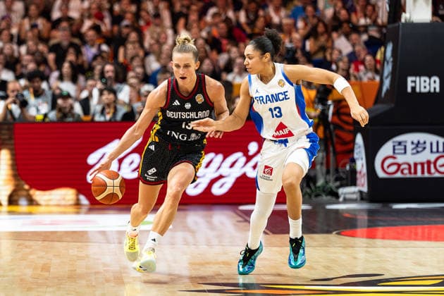Leonie Fiebich (Deutschland, 13) im Dribbling, Janelle Salaun (Frankreich, 13), GER, Frankreich vs. Deutschland, Basketball, FIBA Women s World Cup 2026, Halbfinale, 12.09.2026 GER, Frankreich vs. Deutschland, Basketball, FIBA Women s World Cup 2026, Halbfinale, 12.09.2026 Berlin Copyright: xEibner-Pressefoto MaxxVincenx EP_MVN