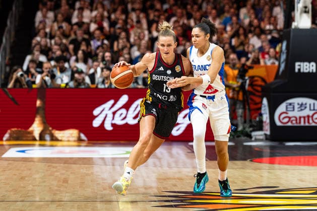 Leonie Fiebich (Deutschland, 13) im Dribbling, Janelle Salaun (Frankreich, 13), GER, Frankreich vs. Deutschland, Basketball, FIBA Women s World Cup 2026, Halbfinale, 12.09.2026 GER, Frankreich vs. Deutschland, Basketball, FIBA Women s World Cup 2026, Halbfinale, 12.09.2026 Berlin Copyright: xEibner-Pressefoto MaxxVincenx EP_MVN