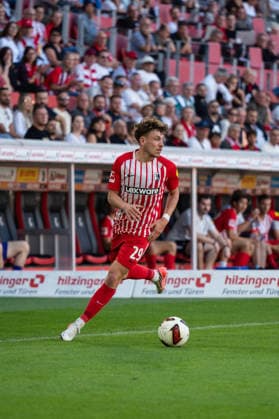 12.09.2026, xjyhynx, Fussball 1.Bundesliga, SC Freiburg - Borussia Mönchengladbach v.l., Philipp Treu (29, SC Freiburg) im Dribbling (DFL DFB REGULATIONS PROHIBIT ANY USE OF PHOTOGRAPHS as IMAGE SEQUENCES and or QUASI-VIDEO) Freiburg *** September 12, 2026, xjyhynx, Soccer 1st Bundesliga, SC Freiburg vs. Borussia Mönchengladbach, Philipp Treu 29, SC Freiburg dribbling. DFL and DFB regulations prohibit any use of photographs as image sequences and or quasi-video. Freiburg