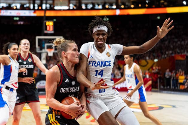 Leonie Fiebich (Deutschland, 13) im Zweikampf Dominique Malonga (Frankreich, 14), GER, Frankreich vs. Deutschland, Basketball, FIBA Women s World Cup 2026, Halbfinale, 12.09.2026 GER, Frankreich vs. Deutschland, Basketball, FIBA Women s World Cup 2026, Halbfinale, 12.09.2026 Berlin Copyright: xEibner-Pressefoto MaxxVincenx EP_MVN