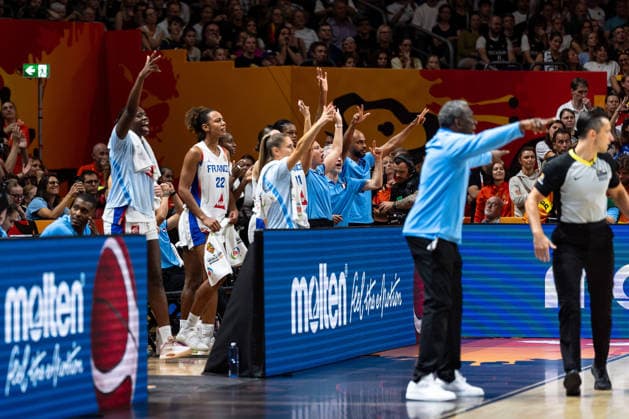 franzoesische Bank jubelt Jubel, Valeriane Ayayi (Frankreich, 11), Marieme Badiane (Frankreich, 22), Romane Bernies (Frankreich, 47), GER, Frankreich vs. Deutschland, Basketball, FIBA Women s World Cup 2026, Halbfinale, 12.09.2026 GER, Frankreich vs. Deutschland, Basketball, FIBA Women s World Cup 2026, Halbfinale, 12.09.2026 Berlin Copyright: xEibner-Pressefoto MaxxVincenx EP_MVN
