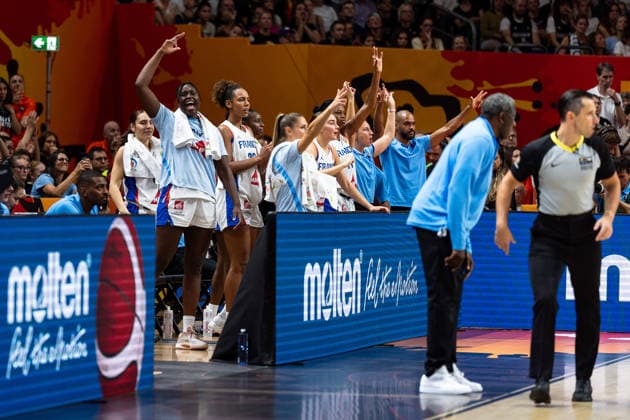 franzoesische Bank jubelt Jubel, Valeriane Ayayi (Frankreich, 11), Marieme Badiane (Frankreich, 22), Romane Bernies (Frankreich, 47), GER, Frankreich vs. Deutschland, Basketball, FIBA Women s World Cup 2026, Halbfinale, 12.09.2026 GER, Frankreich vs. Deutschland, Basketball, FIBA Women s World Cup 2026, Halbfinale, 12.09.2026 Berlin Copyright: xEibner-Pressefoto MaxxVincenx EP_MVN
