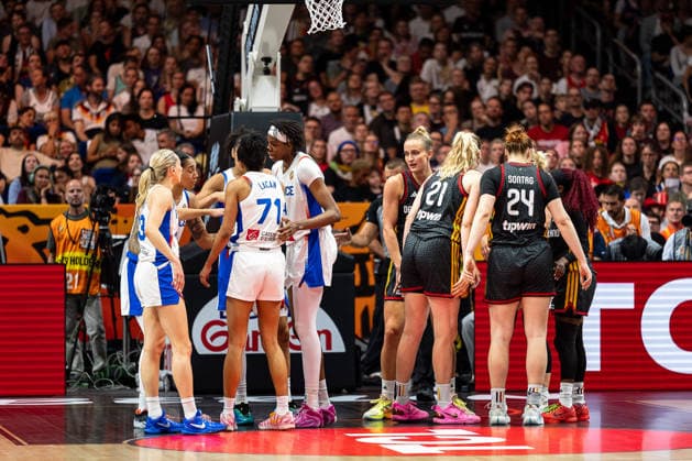franzoesische Mannschaft beim Huddle, deutsche Mannschaft beim Huddle, Marine Johannes (Frankreich, 23), Gabby Williams (Frankreich, 15), Leila Lacan (Frankreich, 71), Dominique Malonga (Frankreich, 14), Leonie Fiebich (Deutschland, 13), Marie Guelich (Deutschland, 21), Lina Sontag (Deutschland, 24), Alexis Peterson (Deutschland, 01), GER, Frankreich vs. Deutschland, Basketball, FIBA Women s World Cup 2026, Halbfinale, 12.09.2026 GER, Frankreich vs. Deutschland, Basketball, FIBA Women s World Cup 2026, Halbfinale, 12.09.2026 Berlin Copyright: xEibner-Pressefoto MaxxVincenx EP_MVN