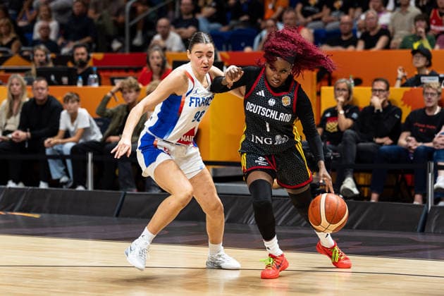Alexis Peterson (Deutschland, 01) im Dribbling gegen Pauline Astier (Frankreich, 98), GER, Frankreich vs. Deutschland, Basketball, FIBA Women s World Cup 2026, Halbfinale, 12.09.2026 GER, Frankreich vs. Deutschland, Basketball, FIBA Women s World Cup 2026, Halbfinale, 12.09.2026 Berlin Copyright: xEibner-Pressefoto MaxxVincenx EP_MVN