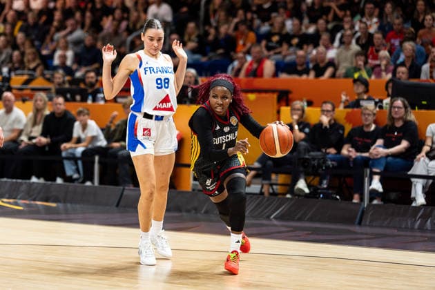 Alexis Peterson (Deutschland, 01) im Dribbling, Pauline Astier (Frankreich, 98), GER, Frankreich vs. Deutschland, Basketball, FIBA Women s World Cup 2026, Halbfinale, 12.09.2026 GER, Frankreich vs. Deutschland, Basketball, FIBA Women s World Cup 2026, Halbfinale, 12.09.2026 Berlin Copyright: xEibner-Pressefoto MaxxVincenx EP_MVN